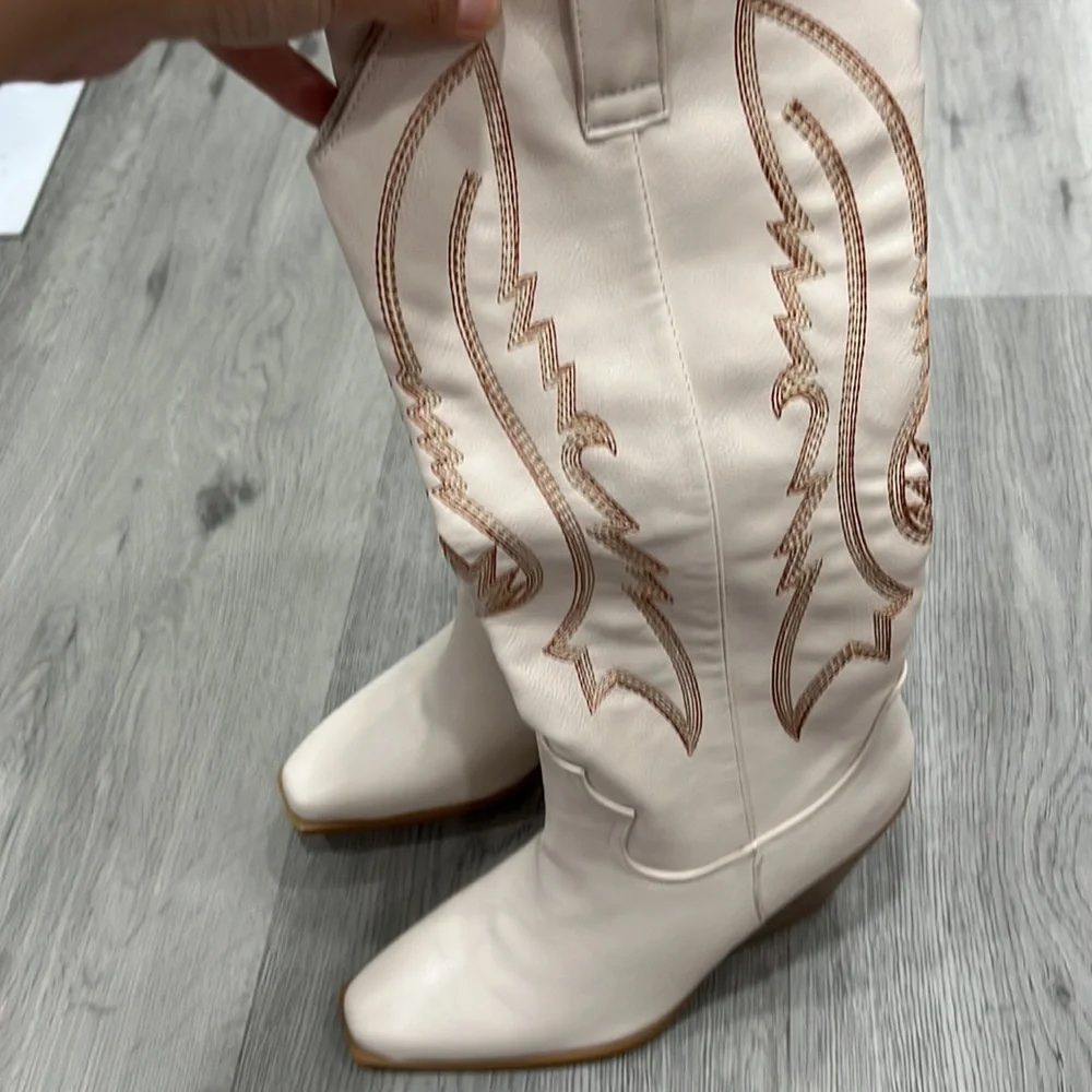 BILLINI: CALVIN BOOT -IVORY size 5 Nwob
